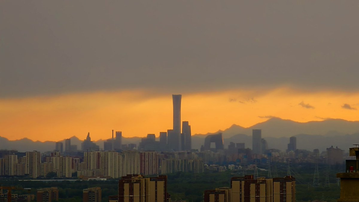 BeijingEvening's tweet image. 北京雨后，晚霞漫天
Rain washed over Beijing, leaving behind a sky painted in fiery sunset hues. #beijing