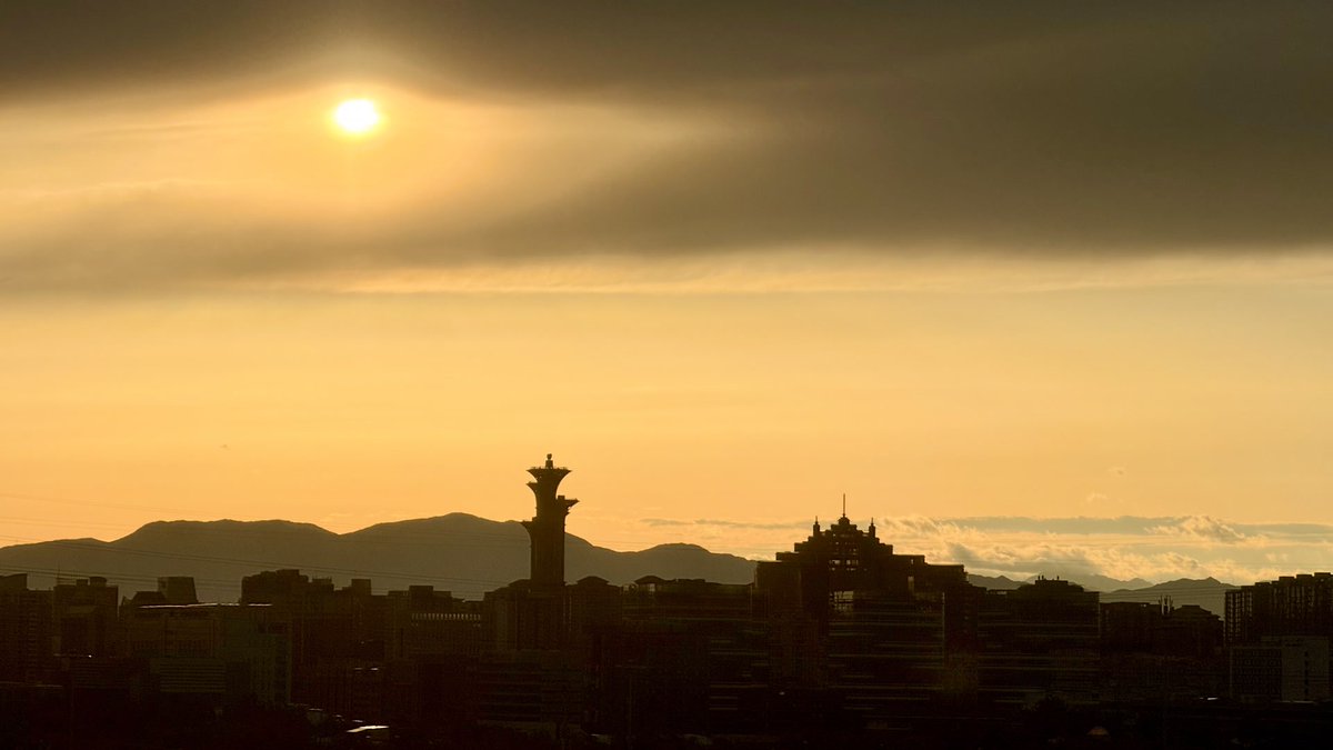 BeijingEvening's tweet image. 北京雨后，晚霞漫天
Rain washed over Beijing, leaving behind a sky painted in fiery sunset hues. #beijing