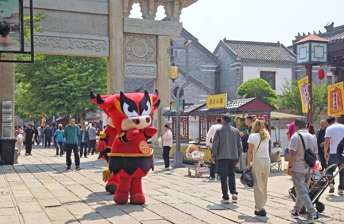 ChinaJimo's tweet photo. This May Day holiday, #Jimo Ancient City in #Qingdao, #China is packed with fun!
From county magistrate parades and cultural quizzes to traditional opera, concerts, chess matches and dazzling night light shows, there’s something for everyone.
Meet the beloved mascot “Moxiaoniu,” enjoy folk performances and step into history among ancient blue-brick streets and traditional architecture for a holiday full of culture and joy.
#ChinaTravel #MayDayHoliday #TravelinQingdao #TravelinJimo