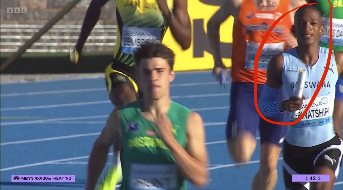 LillzTIL's tweet photo. Receiving the baton in 2nd place &amp; 20m+ back but running with this grin?!

Kebinatshipi should be FEARED, on God!! 😂👏🏾 https://t.co/pjHBhLmid9