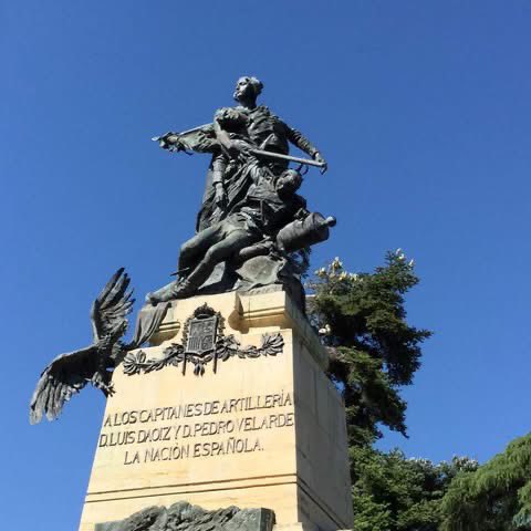 laquiti's tweet photo. 🎶Y alegres cantando el Himno glorioso
de aquellos que ostentan noble cicatriz,
terminemos siempre nuestro canto honroso
con un ¡viva #Velarde! y un ¡viva #Daoiz🎶
#Artilleros #Segovia #DaoizyVelarde #DosDeMayo
#HimnoDeArtilleríaEspsñola
https://t.co/uJLWMG5iiW https://t.co/pKlh0fmnhJ