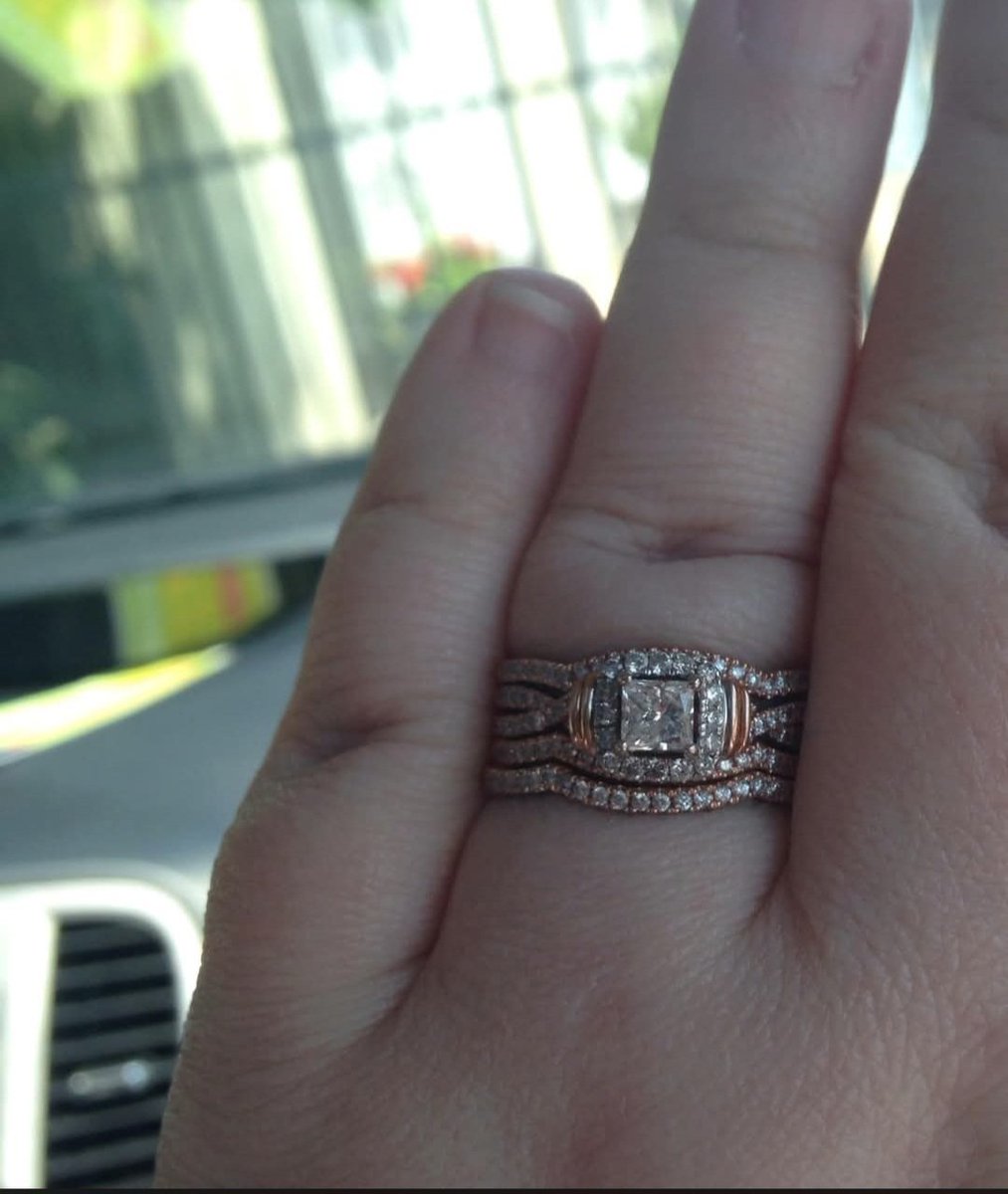 Smh_88_'s tweet photo. @selunesprincess @dreas2tired The same ring in the right photo as i have now at my highest weight.size 10. The other picture is a size 6 https://t.co/kYjj4Enae9