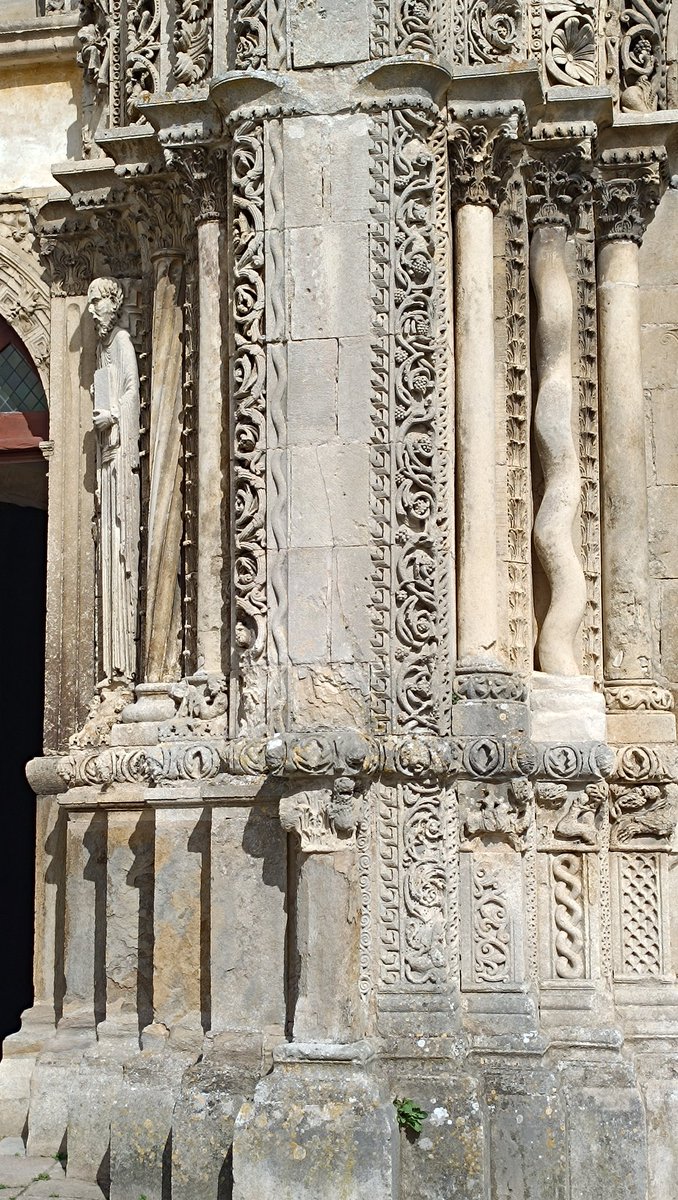 BenjaminRandow's tweet photo. #Avallon, église Saint-Lazare, début XIIe s., particulièrement remarquable pour ses deux portails sculptés (le troisième ayant été détruit au XVIIe s. par l'écroulement d'un clocher remplacé par la tour actuelle.  Le tympan central a hélas été détruit. https://t.co/Lj0no5AsRk