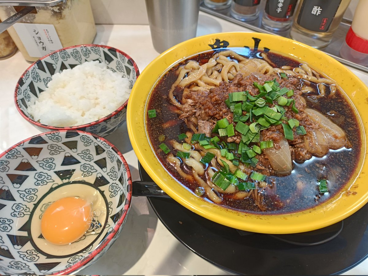 3105Sim2's tweet photo. □スタミナラーメン鬼山 渋谷店
◯スタミナラーメン950円＋ライス150円＋生卵100円⇨1,200円

念願の初訪問！
いやー、これは美味すぎる🤤（笑）

しょっぱ旨で具沢山のスープと極太麺の相性が抜群で、卵をくぐらせればもう最強！😳
もちろんご飯も進みます！

これはハマる！
ごちそうさまでした🙏 https://t.co/1GAgqjP78a
