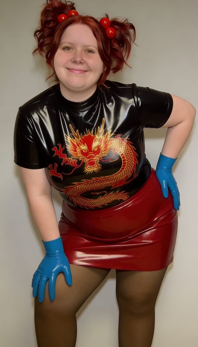 Lizzy1262629's tweet photo. Feeling fierce in my shiny black dragon PVC top + glossy red mini skirt! ✨ Blue gloves, cherry space buns, and that classic dragon print popping 🔥
#ShinyFashion #PVCOutfit #DragonStyle #PlasticFashion #RedBlackLook https://t.co/IxJi7ye9ue