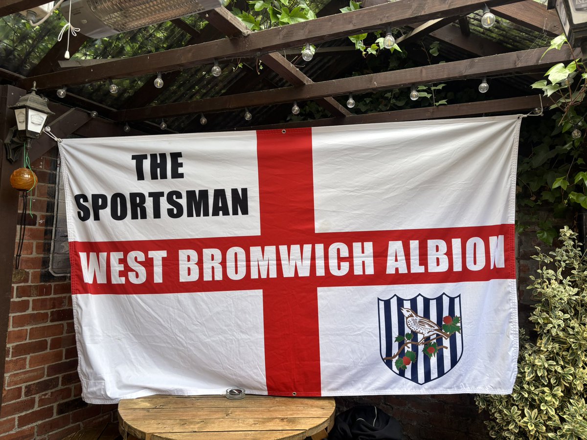 ashconlon_'s tweet photo. Nobody does it better! Sheffield Wednesday away. Another season completed, the highs and the lows. Roll on August.🔵⚪️ https://t.co/dfNvZTPu1G
