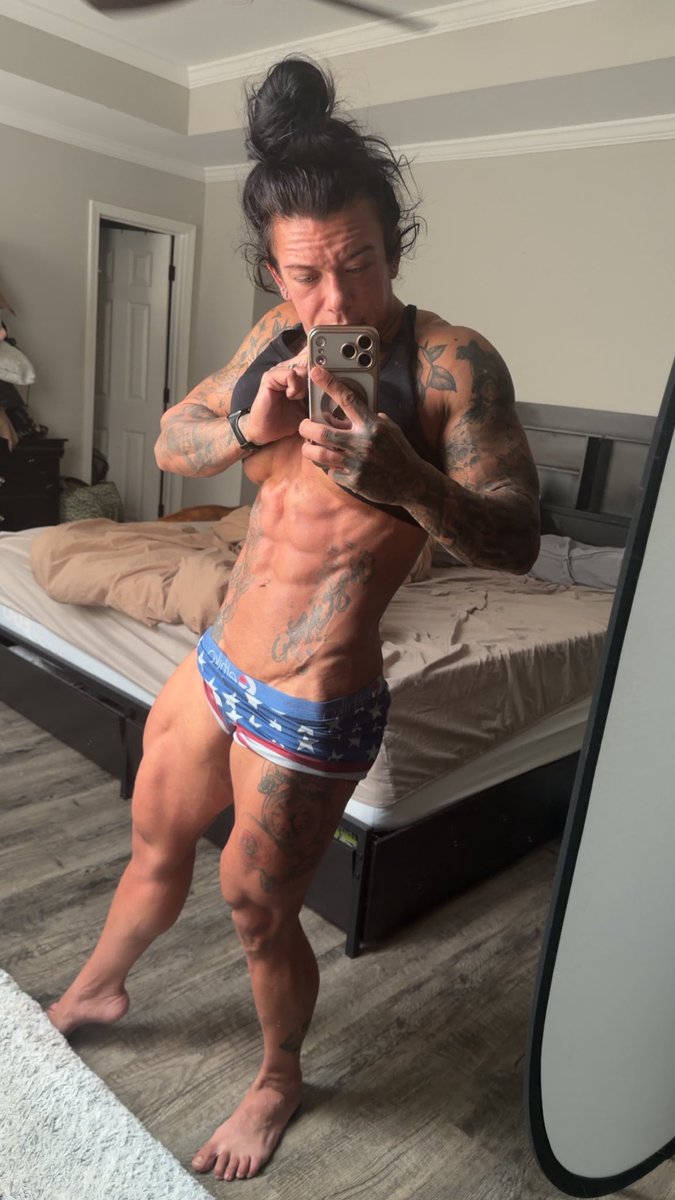 brittgagne265's tweet image. Refeed yesterday over 800 carbs and this is what I woke up like. Can’t wait for the leg pump today 🤩 #abs #bodybuildingprep #muscle #tattoos