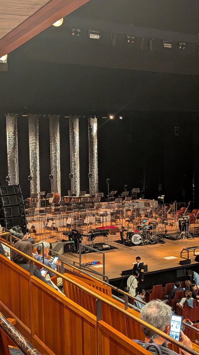 Cowboy114's tweet photo. 開演数分前
なんの演出か？と思ったら、鳴り響くスマホのアラーム、ざわつくオーディエンス・・・地震だった。
GAMO「服部良一！」
服部隆之「オレは良一じゃねぇ」
からの、平謝り😅
ブラ��ク・ジャック、Natty paradeには思い入れが強くて・・・ありがとう。涙が出ました。
#スカパラ https://t.co/m8VaUaGG9X