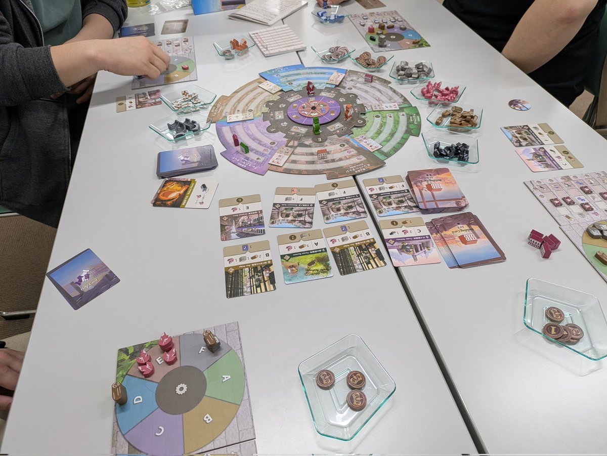 BoardGame_Lilac's tweet photo. 今日は第108回ボドゲ会！
新しく来てくれた人もいて、15名の参加者で遊ぶことができました〜

2枚目の写真は、スペースクラフトの様子。
完成したのは金槌のような謎の物体ですが、これでも1位になった立派なロケットなのです！
#ボドゲ会Lilac #ボードゲーム https://t.co/4URvmI93mW
