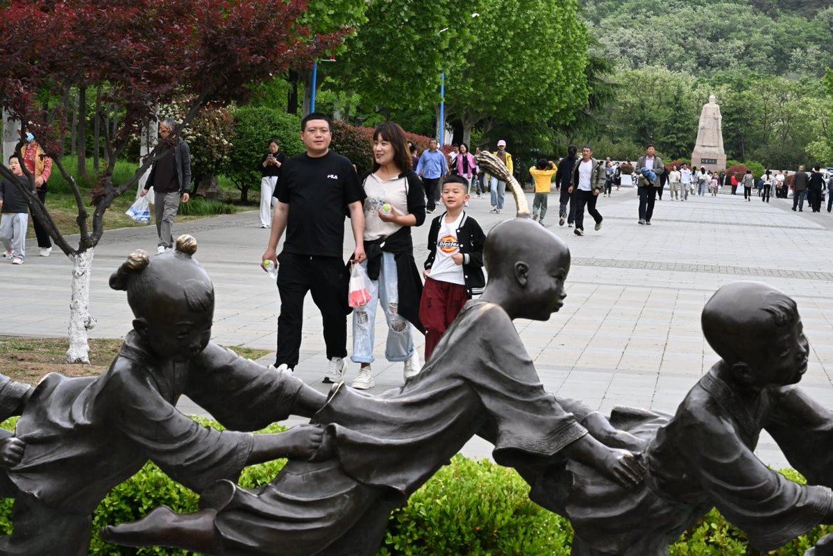 ChinaJimo's tweet photo. Mashan Geological Park in #Jimo district of #Qingdao in China is a perfect holiday getaway.

This May Day, blooming plum trees add bright splashes of red to the park’s lakeside and stone forest landscapes.

Visitors can hike, fly kites, take photos or simply enjoy the fresh mountain air while exploring its unique geological wonders.

[Photos by Zhang Tao]

#ChinaTravel #MayDayHoliday #TravelinQingdao #TravelinJimo