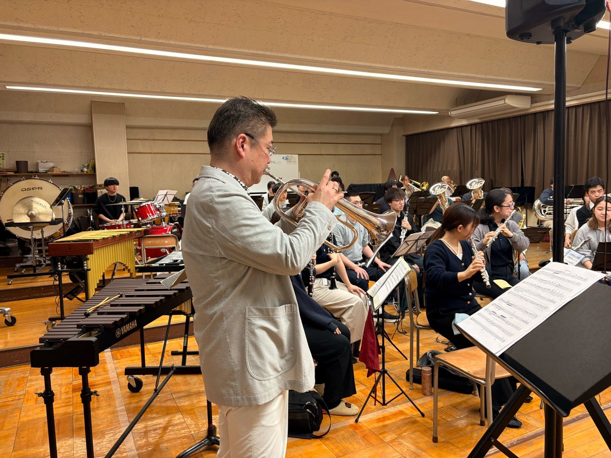 Seiju_Wind's tweet photo. 本日は第8回演奏会にてゲストとして出演していただく古田俊博さんと、最初の合わせ練習を行いました♪🎺

古田さんの力強い音色に圧倒されるとともに、新たな課題も見つかり、有意義な時間となりました！

そんな古田俊博さんの素晴らしい演奏を聴きに、ぜひ演奏会まで足をお運びください！ https://t.co/CWz5bSRBPP