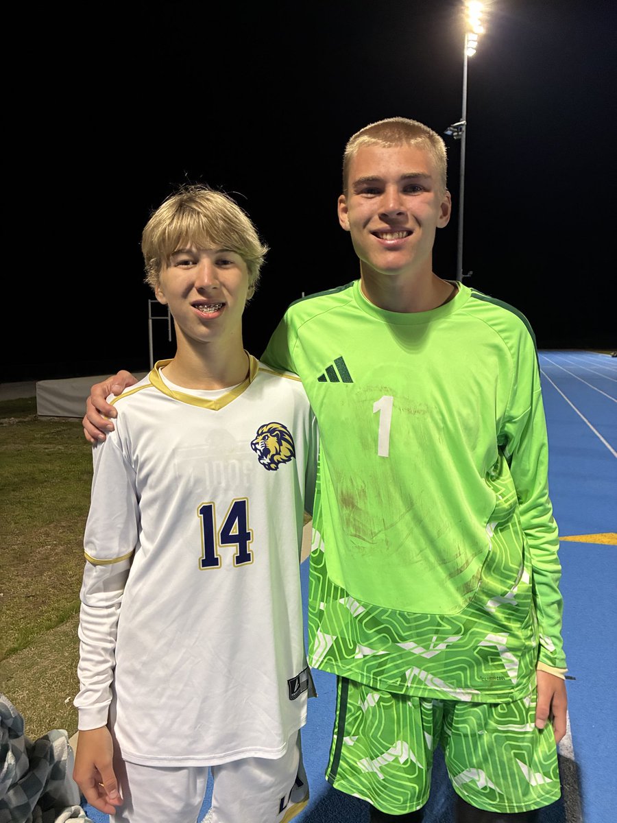 CoachM_Hancock's tweet image. Proud of Nash for having a great Senior season in the goal! ⚽️🥅
He left it ALL on the field for his last game!
It was fun watching my two boys play on the same team this season! #ProudDad