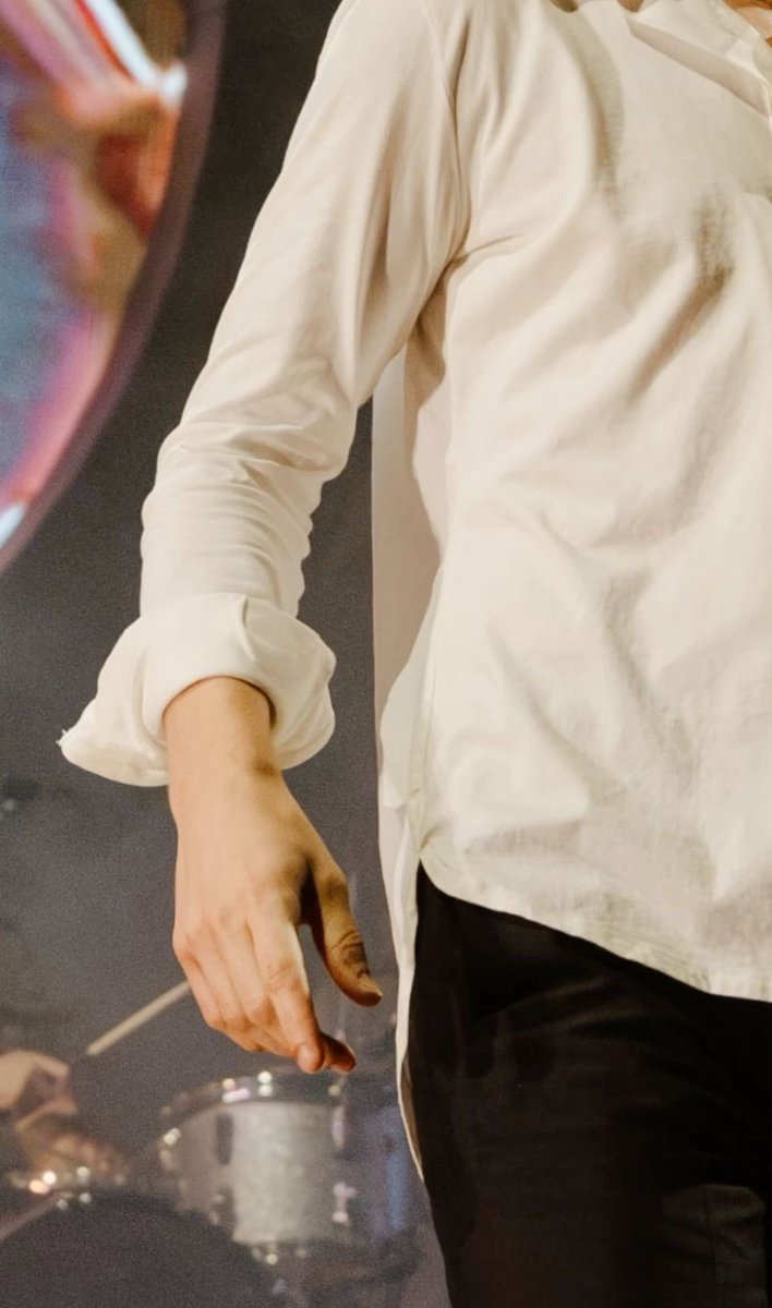 Alex Turner’s hands tweet media