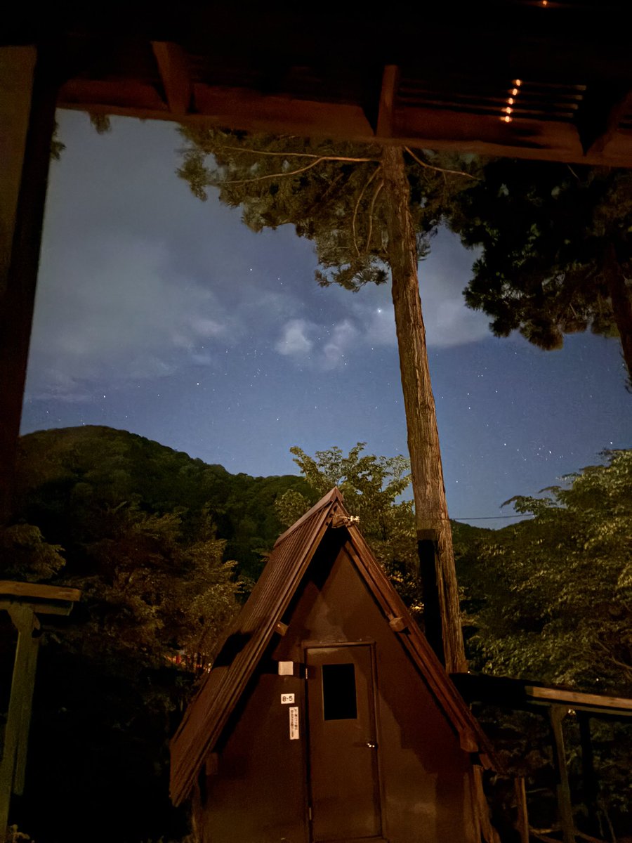 ⛺️

女2人で揖斐〜キャンプ🏕
バンガロー派🙋‍♀️
昨日雨だったけど今日は晴れて良かった☀️

真っ暗なのに写真だと綺麗に映るの凄✨

お肉 解凍不完全だったから、外置いてバンガローに居たら…猿？カラス？
綺麗に開けて食べられてた
1番楽しみにしてたラム肉😡

マシュマロはコゲが美味い💗

もう眠😴
