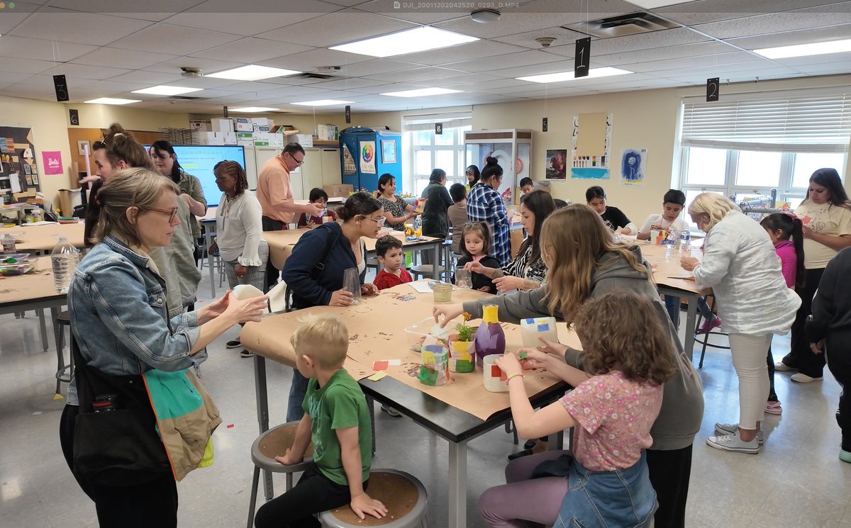 kcpublicschools's tweet image. Thank you to everyone who made it out and to Family Art Night, hosted by LINC and Garfield Elementary! We love seeing the art and memories that were created.

#KCPS #FamilyNight #Community