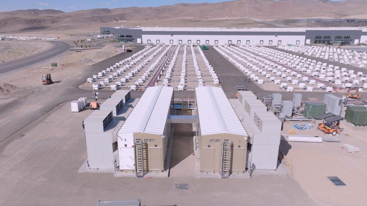 tobi8ur's tweet image. Coatue launched a plan to buy land near power sources and turn it into AI data centers, possibly for Anthropic.

Venture capital has discovered real estate. Next up: term sheets with zoning permits. #AI #Infrastructure