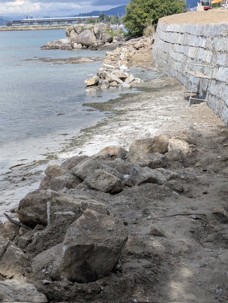 Vigoblog's tweet image. E por se muro non chegara e non fose abonda mostra de brutalidade, agora constrúenlle diante unha escolleira. Grandes obras de enxeñería de palleiro en #Vigo