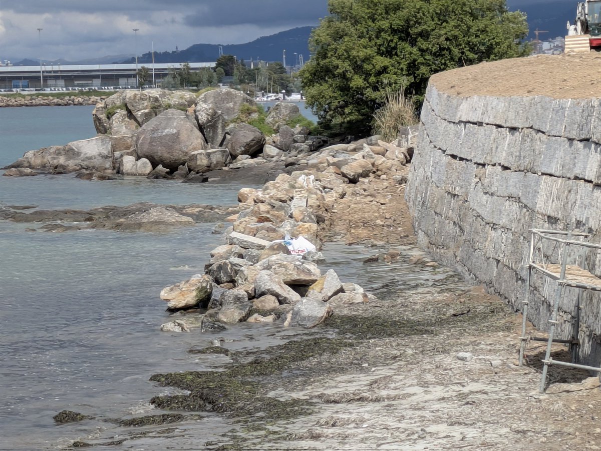 Vigoblog's tweet image. E por se muro non chegara e non fose abonda mostra de brutalidade, agora constrúenlle diante unha escolleira. Grandes obras de enxeñería de palleiro en #Vigo