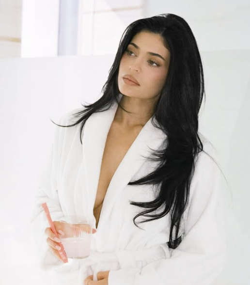 MuzikaliR's tweet image. ¡Otro drama en casa de Kylie Jenner! 🏠
Su segunda empleada doméstica la demanda por discriminación laboral. Juana Delgado Soto trabajó 6 años para ella y ahora la acusa de acoso, no pagarle y despido injusto. ¿Qué estará pasando realmente en esa mansión? 👀
#KylieJenner #Demanda