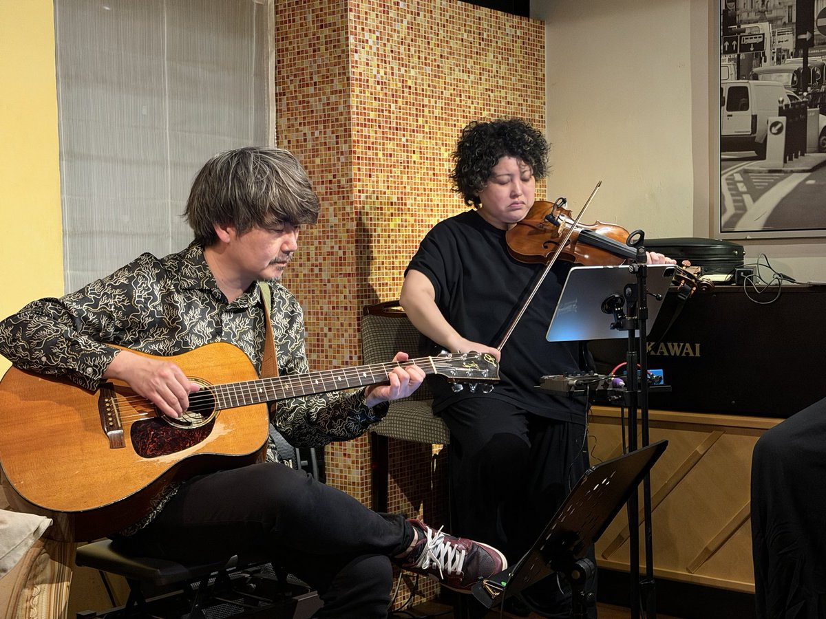 2026/5/2（土）夜、淀屋橋酒音のJUGENプロトタイプのライブも観に行きました。

昼間は聴けなかった、ニューアルバム💿の曲が聴けました😆
GATEが聴けて嬉しかったです🎻🎸
Dの休日のDはドリアンスケールとのことですが、Hally DのDはなんだろう🤔？？

#JUGENPrototype
#フミ子 さん
#松本ハルキ さん