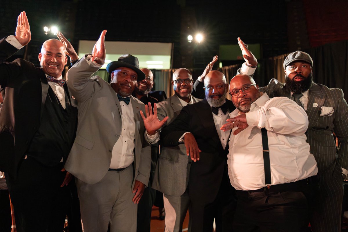 suptking's tweet image. Check out these gentlemen! 🕺🏾✨
Ray Yancy, Dwight Jones, Donald Hornbuckle, and Timmy Tharpe (missing from the shot) were tearing up the dance floor! 😂

Always good to be amongst FRIENDS! 〽️🙌🏾
#GoodTimes #FriendsForLife