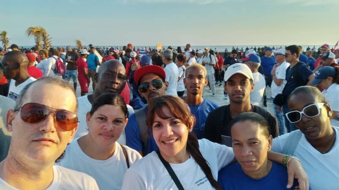 ComunicaJc's tweet photo. Joven Club desfiló ayer como parte de este pueblo que no se rinde, que defiende a su Patria, que a esta a favor de la paz, la soberanía y en contra del #BloqueoGenocida

#JovenClubXCuba 
#LaPatriaSeDefiende 
#100AñosConFidel
#AbajoElBloqueo https://t.co/GbTQvjwvjh