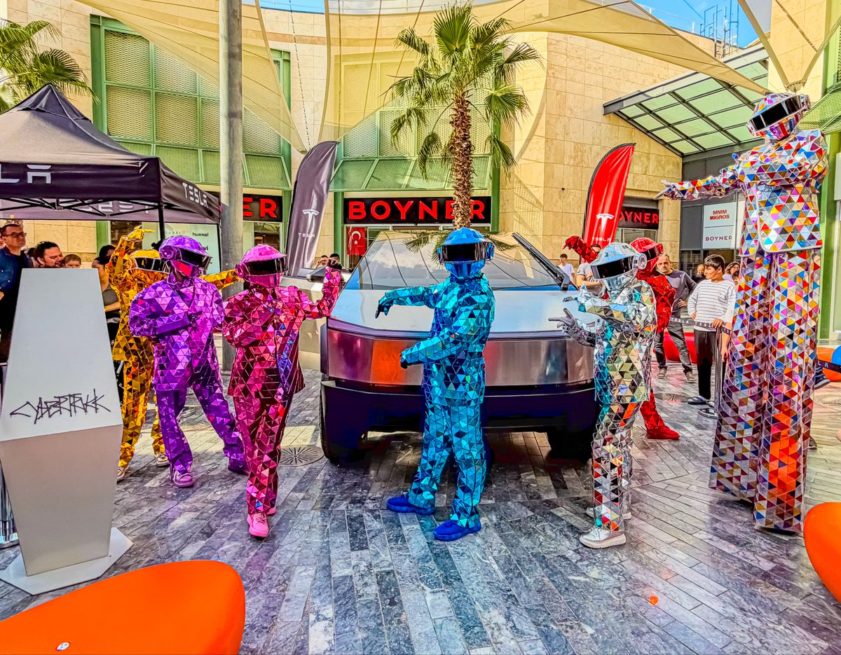 AnatoliaOrg's tweet image. Tesla Cybertruck X Mirror Parade 🚀
The design of the future meets the energy of the stage. ⚡️

Thank you, @elonmusk for inspiring the future.

#tesla #cybertruck #aynalıkostüm #kortejekibi #anatoliaorganizasyon