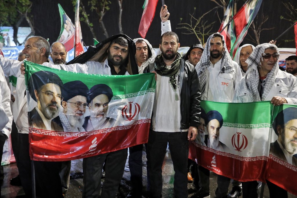 Danialmemar2's tweet photo. فکر  می‌کردند «جانفدا» فقط یه شعاره؛
۷۰ درصد اعلام کردند حاضرند از جیب‌شون برای جبران خسارات جنگ پول بدهند.
این پشتوانه‌ایه که هیچ دشمنی نمی‌فهمه https://t.co/rPhhHwvVV9