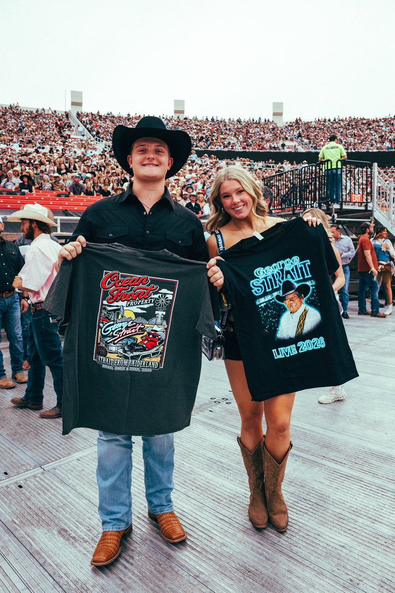GeorgeStrait's tweet image. Heading to the show tonight? Early merch starts at 12pm outside of Memorial Stadium, so you can grab your official George Strait merch before the good times begin. No ticket required!

📸: Justin Cook