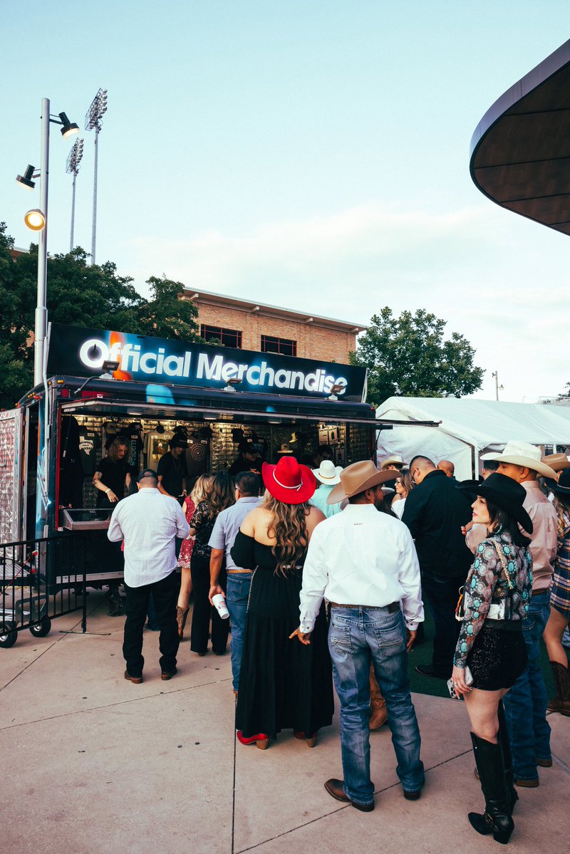 GeorgeStrait's tweet image. Heading to the show tonight? Early merch starts at 12pm outside of Memorial Stadium, so you can grab your official George Strait merch before the good times begin. No ticket required!

📸: Justin Cook