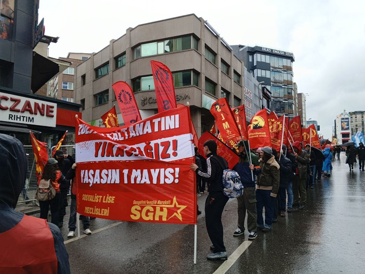 SGHareketi3's tweet photo. 📍 İstanbul, Ankara, Dersim

Gençliğin öfkesini kuşanıp 1 Mayıs’ta İstanbul, Ankara ve Dersim’de alanlara çıktık. 

GENÇLİK GELECEK, GELECEK SOSYALİZM!
 
YAŞASIN 1 MAYIS! 
BIJİ YEK GULAN! https://t.co/3MzwyLhEMa
