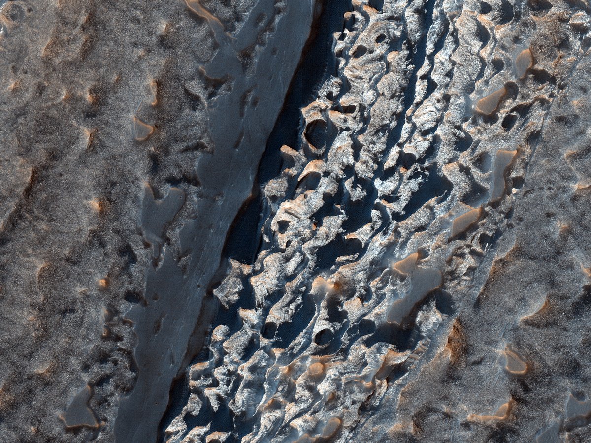 HiRISE's tweet image. HiPOD: Layered Rock in Crommelin Crater

Our primary goal with this observation is to expand coverage of the great outcrops of layered bedrock here. Crommelin Crater is known for its complex, layered, and light-toned sedimentary deposits.

uahirise.org/hipod/ESP_0767…

#Mars #NASA