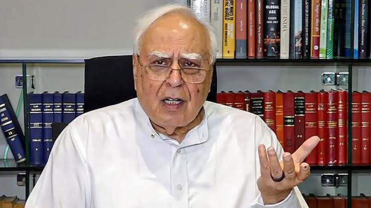 कपिल सिब्बल देश का कानून मंत्री रहा है 
कोई एक ऐसा मुकदमा 
बता दो 
जो आज तक MC सिब्बल ने देश के लिए लड़ा हो