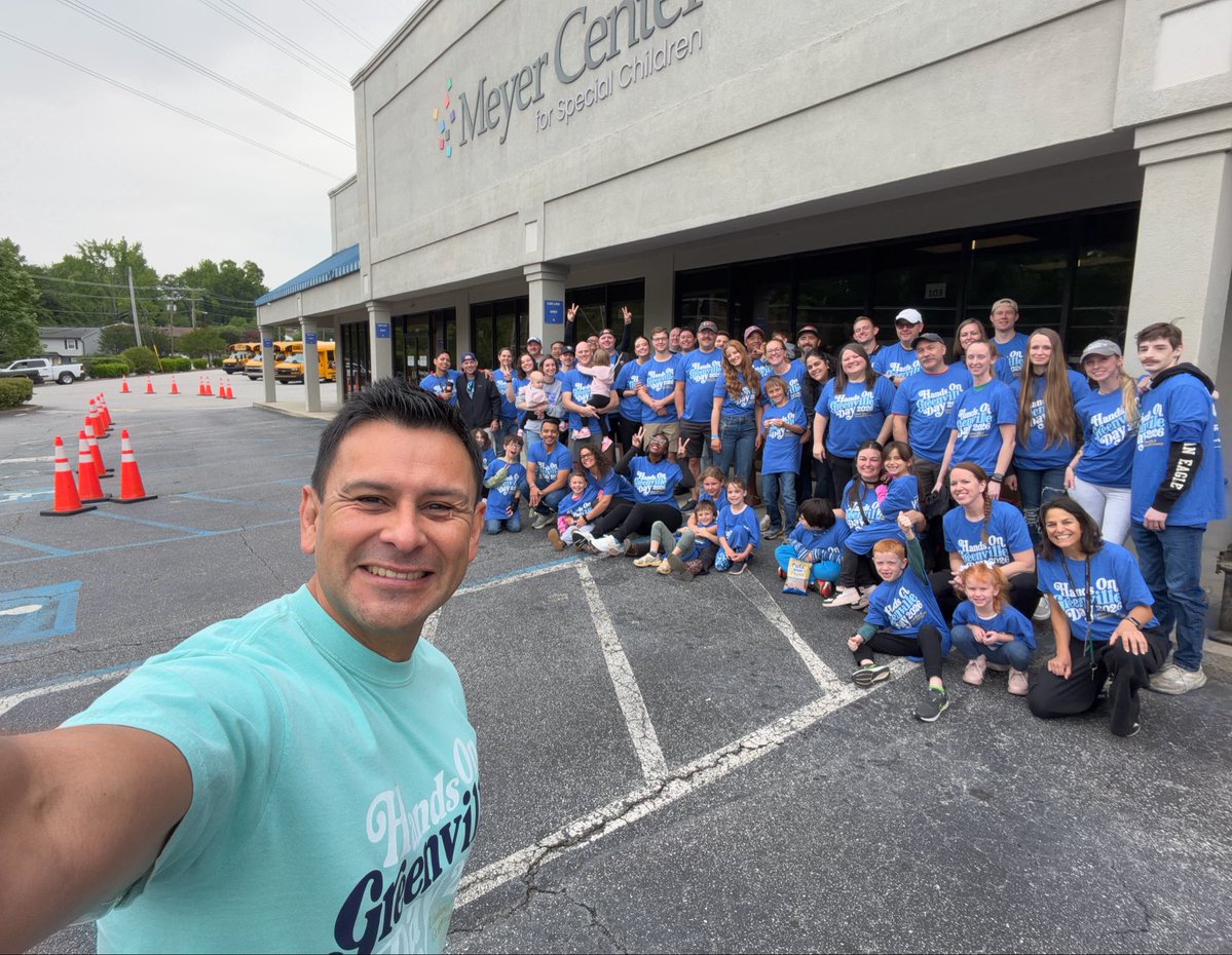 julio_clemson's tweet image. #HandsOnGreenvilleDay: serving together so communities can thrive. 
Honored to help advance this mission as a @UnitedWay Greenville County board member. Thank you team, @QuikTrip, for bringing the red energy! #community #workingtogether @