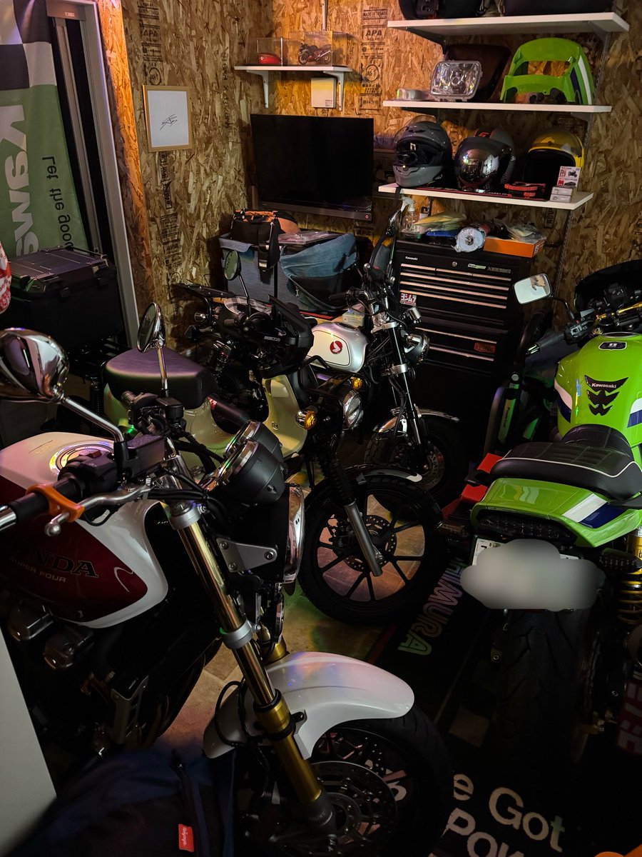 kem01481544's tweet image. クロスカブちゃん納車された😁
早速ハンドガード、リアボックス取り付け
ガレージにもバッチリ入ってよかった
#クロスカブ
#モンキー125
#CB1300SF
#ZRX1200DAEG
