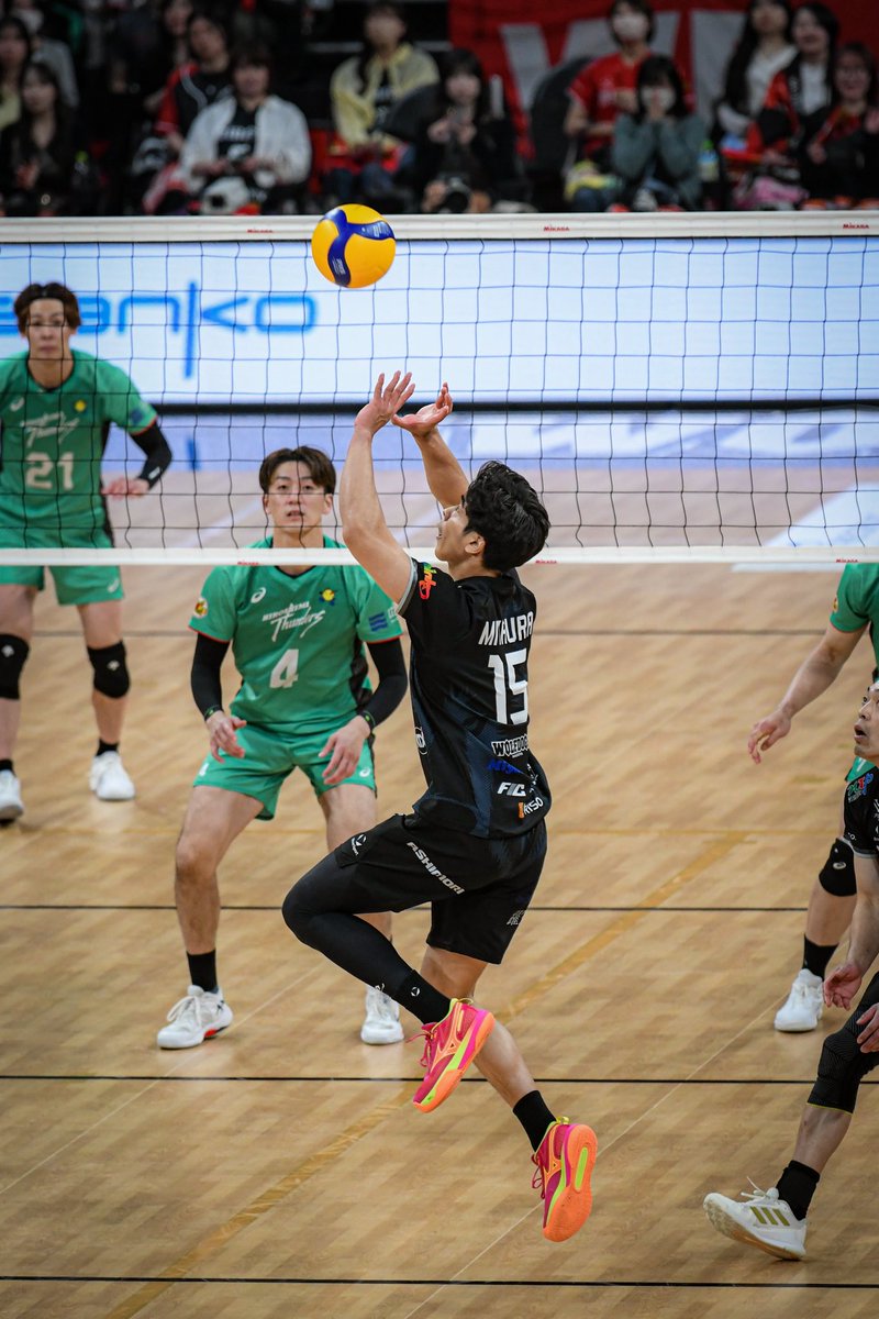 Klvans24's tweet photo. 2026.5.2 (Sat.)
2025-26 大同生命SV.LEAGUE
Quarter Final
ウルフドッグス名古屋 vs 広島サンダーズ

鎮西コンビのセッターシーン🏐
2人とも良いトス上げてた🙌

#ウルフドッグス名古屋
#鎮西
#宮浦健人
#水町泰杜 https://t.co/AyaXlioOuf