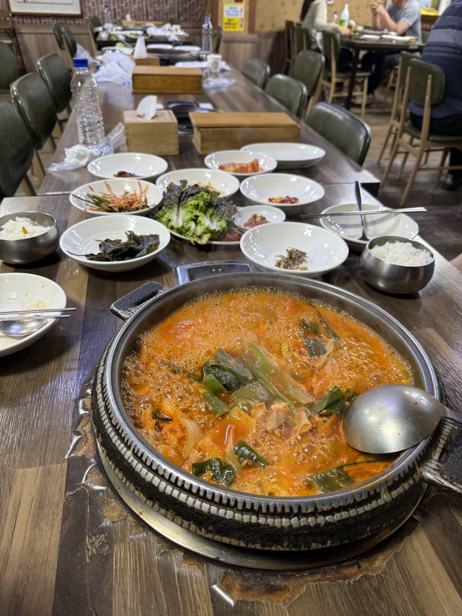 260501 청주여행
아침. 요거트에 블루베리
점심. 휴게소 핫도그, 더단백
간식. 쫄쫄호떡-껍질 밖으로 설탕이 비져나와 코팅막을 만듦. 약간 크림브륄레 설탕막 같이
저녁. 대추나무집-짜글이가 유명하대서 먹어봄. 반찬만 봐도 맛집이긴한데
대전 청주 요런 충청 내륙 음식은 정말 결이 비슷하네