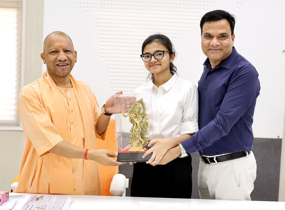 मुख्यमंत्री श्री <a href="/myogiadityanath/">Yogi Adityanath</a> जी महाराज से आज लखनऊ में inext, दैनिक जागरण, लखनऊ के संपादक श्री धर्मेन्द्र सिंह जी ने शिष्टाचार भेंट की।

इस अवसर पर उनकी सुपुत्री सुश्री प्रिशा सिंह जी भी उपस्थित रहीं।