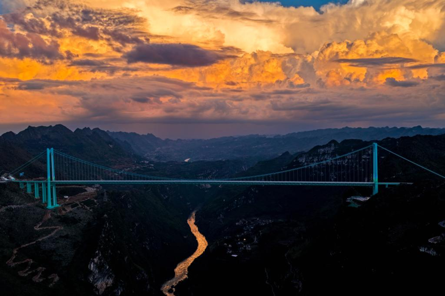 ChinaConSydney's tweet image. Guizhou's Huajiang Grand Canyon Bridge officially claims the Guinness World Record as the world's highest bridge at 626.01 meters, showcasing China's outstanding engineering prowess.🌉 @iloveguizhou
#HuajiangGrandCanyonBridge #GuinnessWorldRecord