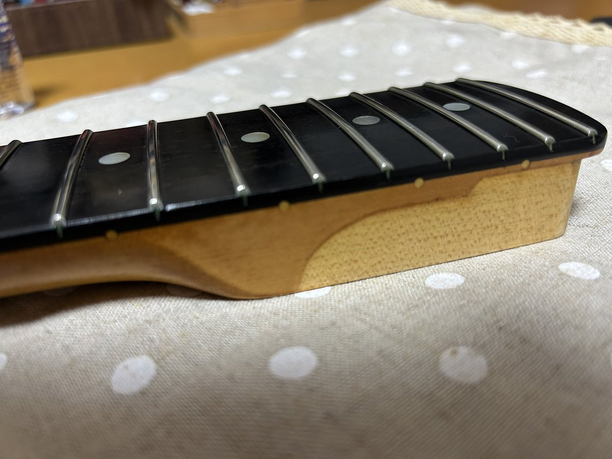 kirilian's tweet image. まだ、ビンテージって言えるほど古くはないが、年月を感じる日焼けと汚れ。
1989年に新品で買って37年の付き合いだ。
#ギター
#guitar