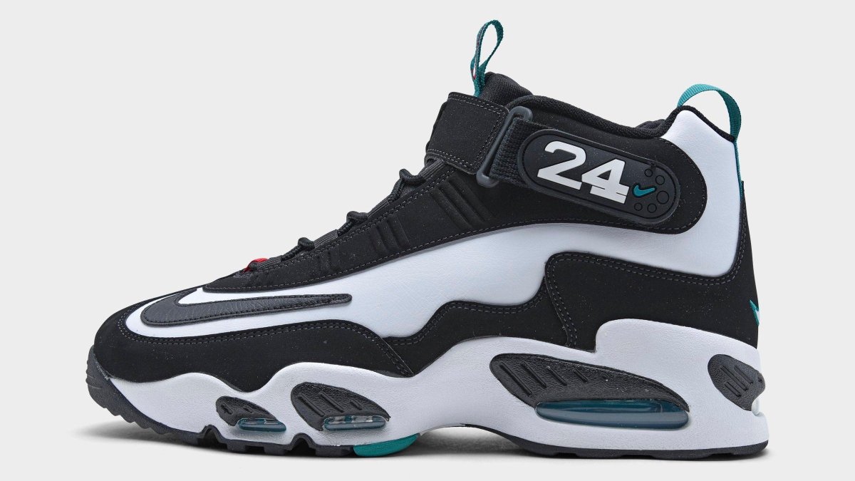 JustFreshKicks tweet media