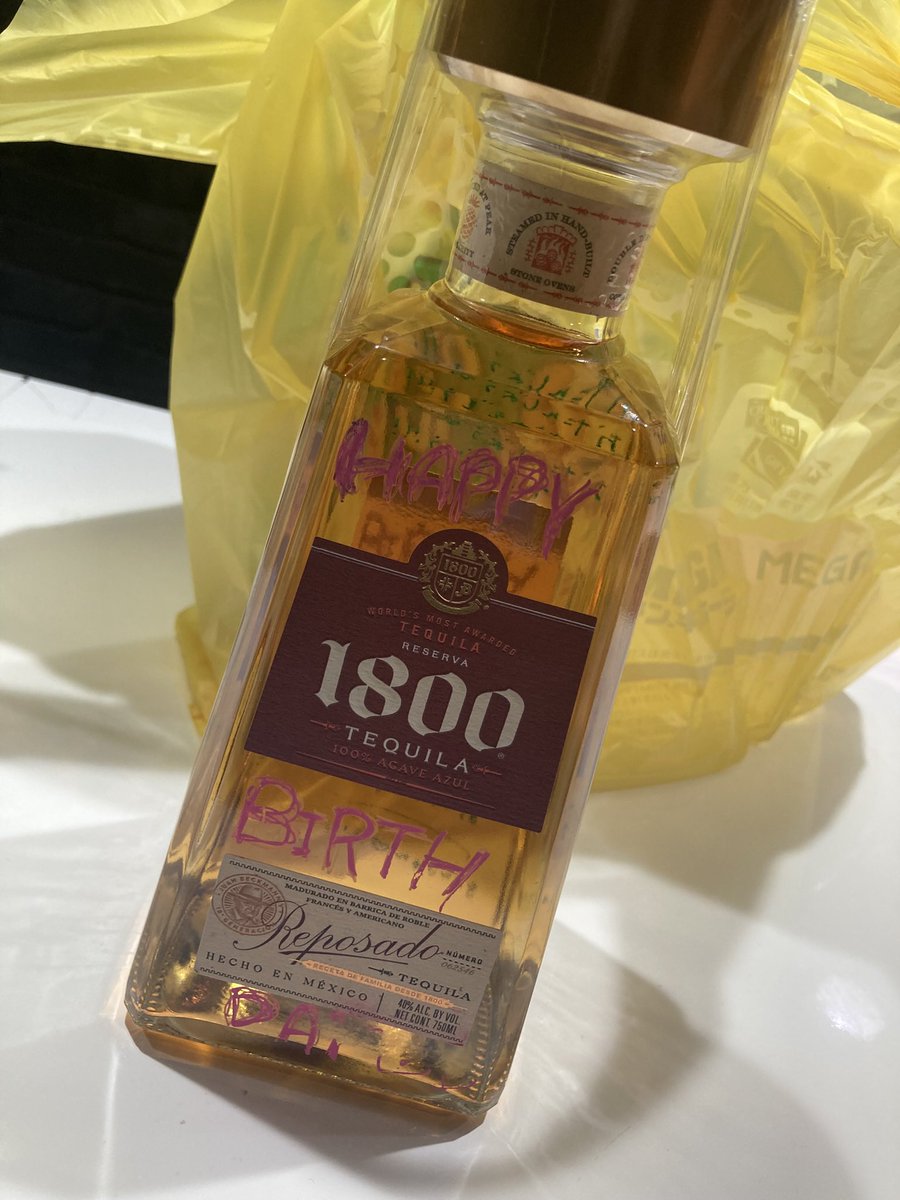 krmpro14's tweet photo. 誕生日プレゼントはお酒が圧倒的多かったです
そしてテキーラをたくさんもらいました！

1人で飲んでどうするんだよ笑 https://t.co/PIecNymTfK
