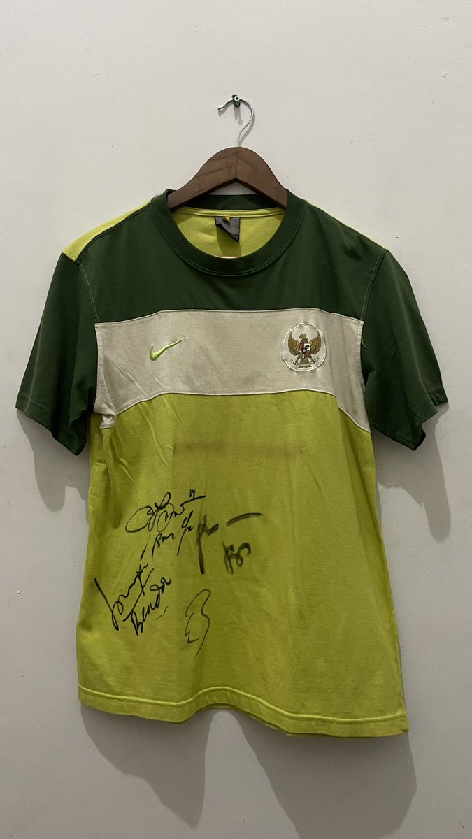 adityoardian's tweet photo. Jemur lagi, kali ini mungkin bukan jersey tapi shirt yang dipakai Tim Nasional Indonesia tahun 2010 dengan apparel Nike. Dengan tambahan tanda tangan dari Alm. Coach Benny Dollo, Bambang Pamungkas https://t.co/Wiadnn5Ry4