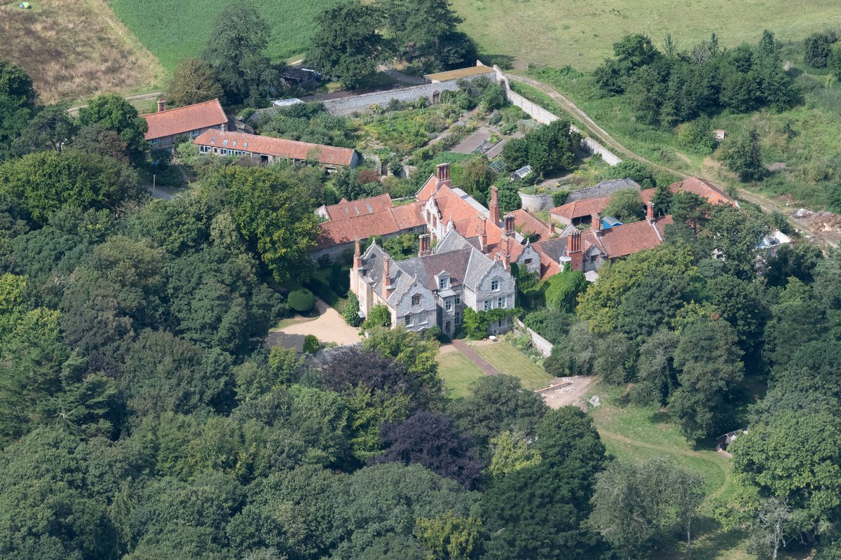 johnfielding001's tweet image. Wiveton Hall, near Blakeney, dates to the 17th century with later rebuilds c.1907. Set in parkland beside the Glaven valley. Famously featured in Normal for Norfolk, which brought national attention to the estate. #WivetonHall #Norfolk