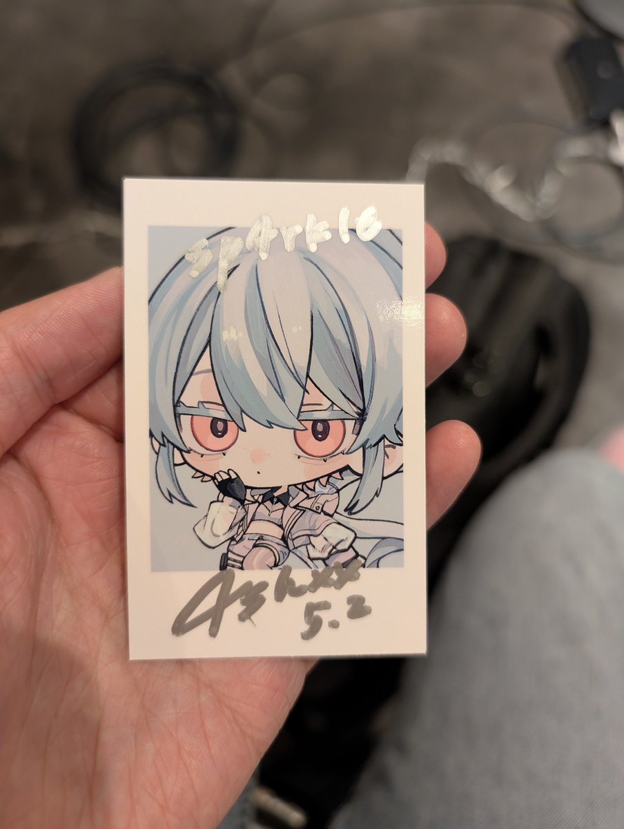 Sifolyy's tweet photo. 上手く感想を書けないと思うけど、今日のライブに感動しました！A1が当選したのはまだ信じられない。グラスを大切にします！

チェキの時は緊張しすぎて、日本語を全部忘れちゃって、ちゃんと話せなかった

私のポーズ下手すぎたw

本当に楽しかったです！Thanks for the #sp4rkle

#4sh
#4livexx https://t.co/EyE6H1nI9S