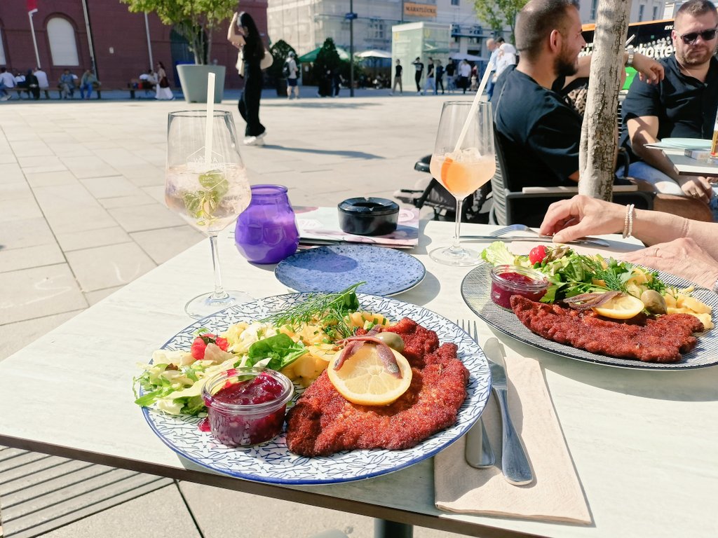 JoGoebel's tweet photo. #Schnitzel und ein #Spritz 🥂 eben, jetzt geht's für die #Zeitung zum #Barock Konzert 🎻. https://t.co/PWed2zswEP
