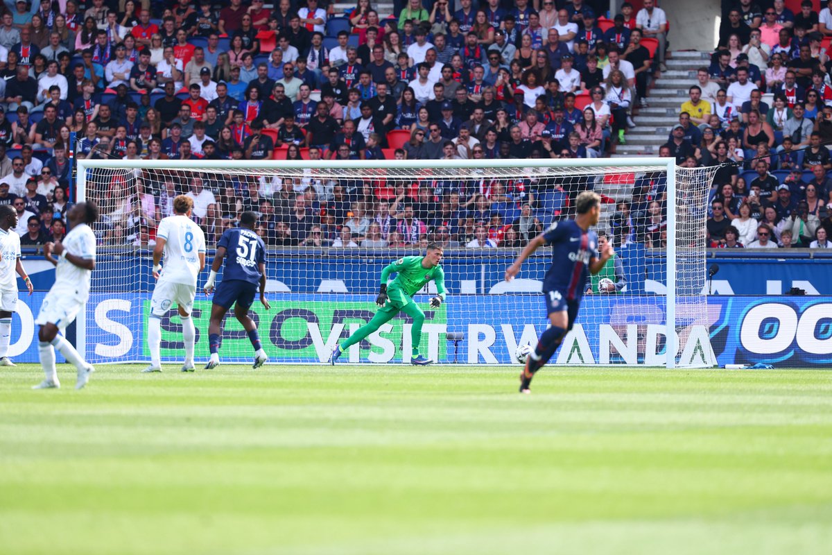 PSG_inside's tweet image. ⏱️ 10' - Première titularisation en @Ligue1 pour Renato Marin ! 🧤

#Ligue1 | #PSGFCL (1-0)