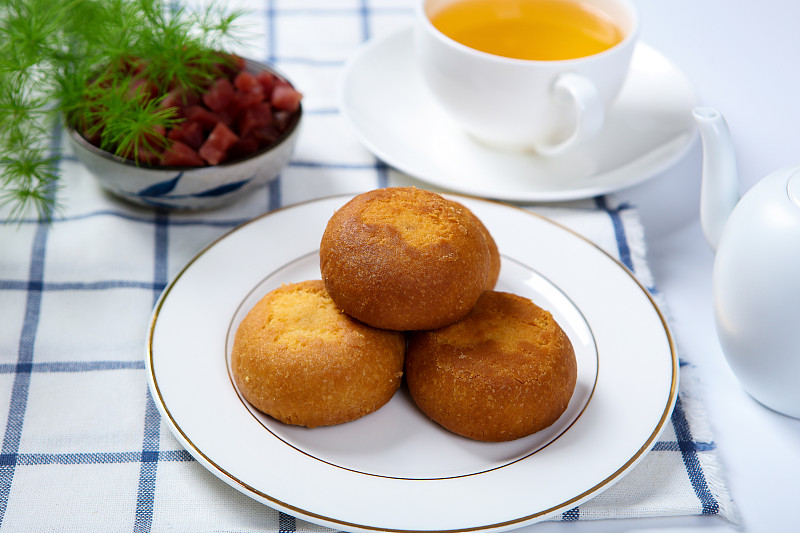jsskhh81320's tweet image. Mid-Autumn Surprise! Try our Custard Lava Mooncake Bento—flaky crust oozing with golden custard, paired with osmanthus tea! Limited stock, grab yours today! #MidAutumnTreats #LimitedEdition