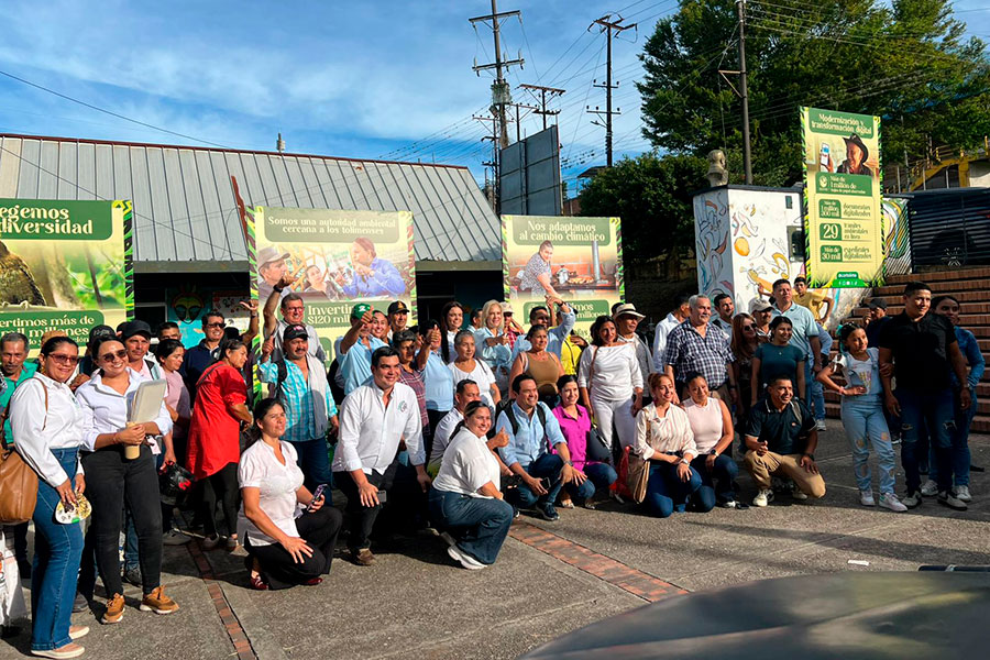 SinEditarWeb's tweet photo. #BuenasNoticias En Chaparral se entregaron 33 filtros verdes a 20 asociaciones cafeteras del proyecto InnovaCafé para reducir la contaminación por aguas mieles. Iniciativa busca proteger fuentes hídricas y promover caficultura sostenible en el municipio: https://t.co/79i6yA4jG0 https://t.co/HQCc8zdF7v