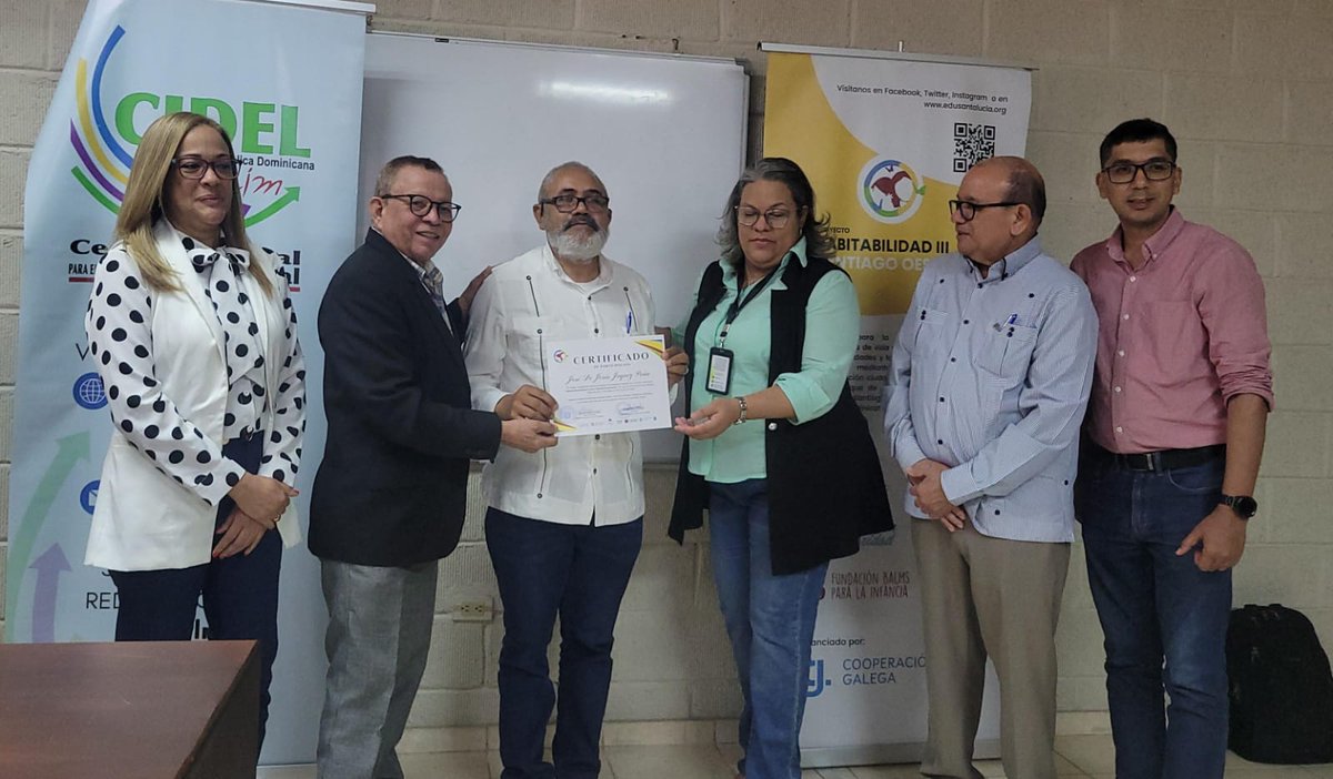 jaquezprofe's tweet photo. La importancia de la foto es el nivel de las personas que me están entregando el certificado https://t.co/v8cwohPNPI